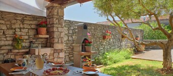 Holiday home Orihi * 2000 m2 fenced garden, covered terrace, BBQ