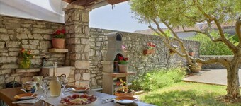 Holiday home Orihi * 2000 m2 fenced garden, covered terrace, BBQ