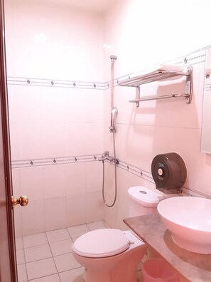 Shower, free toiletries, hair dryer, slippers - HuanGjia Hotel (Hengchun)