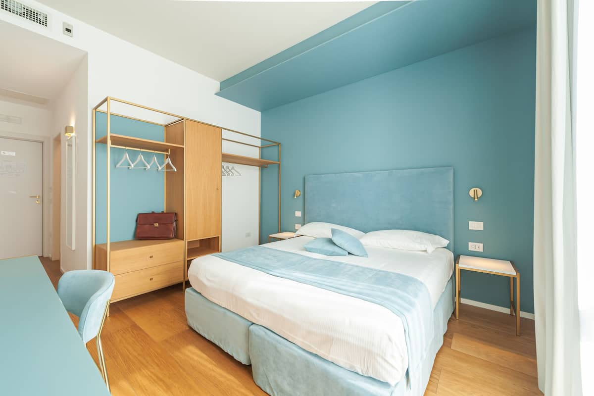 华丽双人房或双床房, 部分海景 | 羽绒被、记忆海绵床垫、迷你吧、客房内保险箱