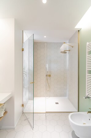 Junior Suite, Sea View | Bathroom | Rainfall showerhead, hair dryer, bidet, towels - Hotel Aristeo (Cagliari)