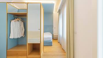 Un vestidor con una percha y piso de madera.