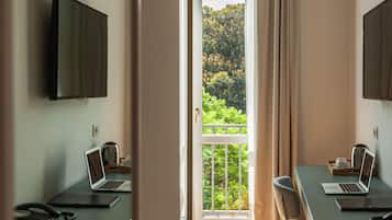 Habitación Deluxe con 1 cama doble o 2 individuales, vistas parciales al mar | Vistas al agua