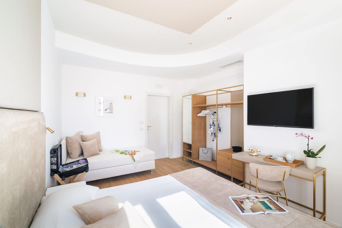 Chambre Triple Supérieure, 1 trÚs grand lit | 1 chambre, couette en duvet d'oie, matelas mémoire de forme, minibar