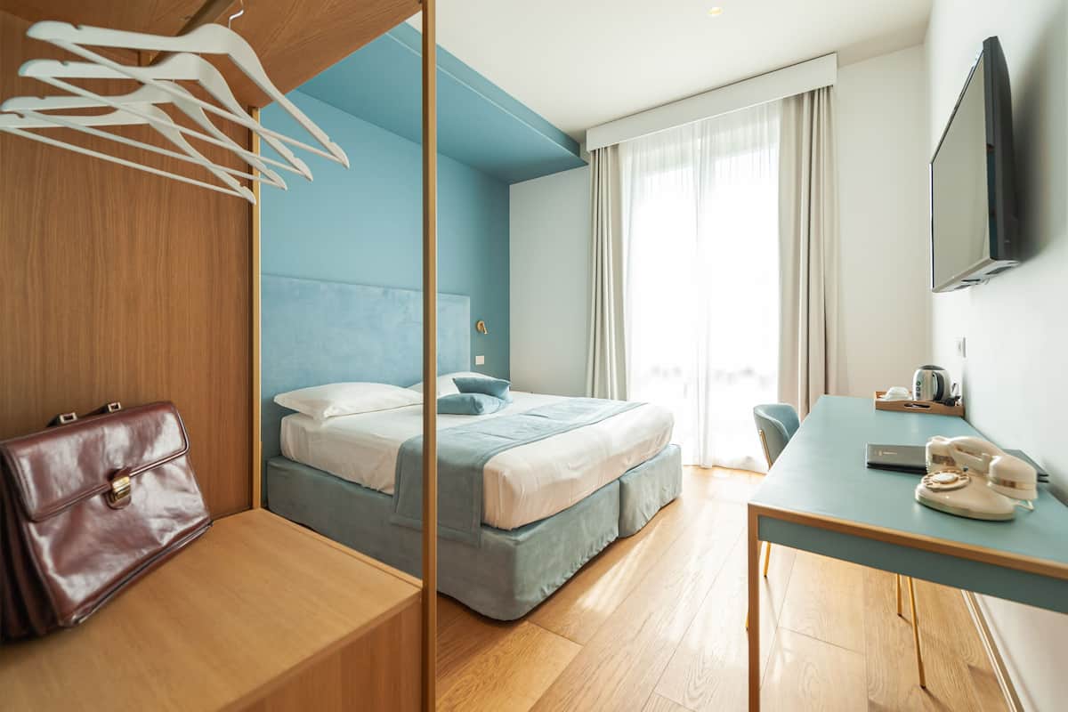 Chambre Deluxe Double ou avec lits jumeaux, vue partielle sur la mer | 1 chambre, couette en duvet d'oie, matelas mémoire de forme, minibar