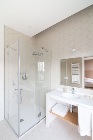 Kamar Triple Superior | Kamar mandi | Pancuran hujan, pengering rambut, kloset, dan handuk