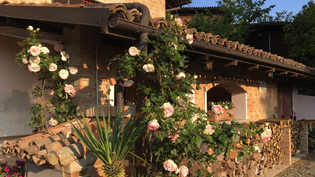 Un bâtiment de style rustique, avec une façade en briques, un mur en pierre et un escalier en bois.