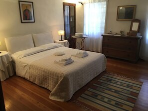 Dobbelt- eller tomannsrom | Sengetøy av topp kvalitet, minibar og barnesenger (inkludert)