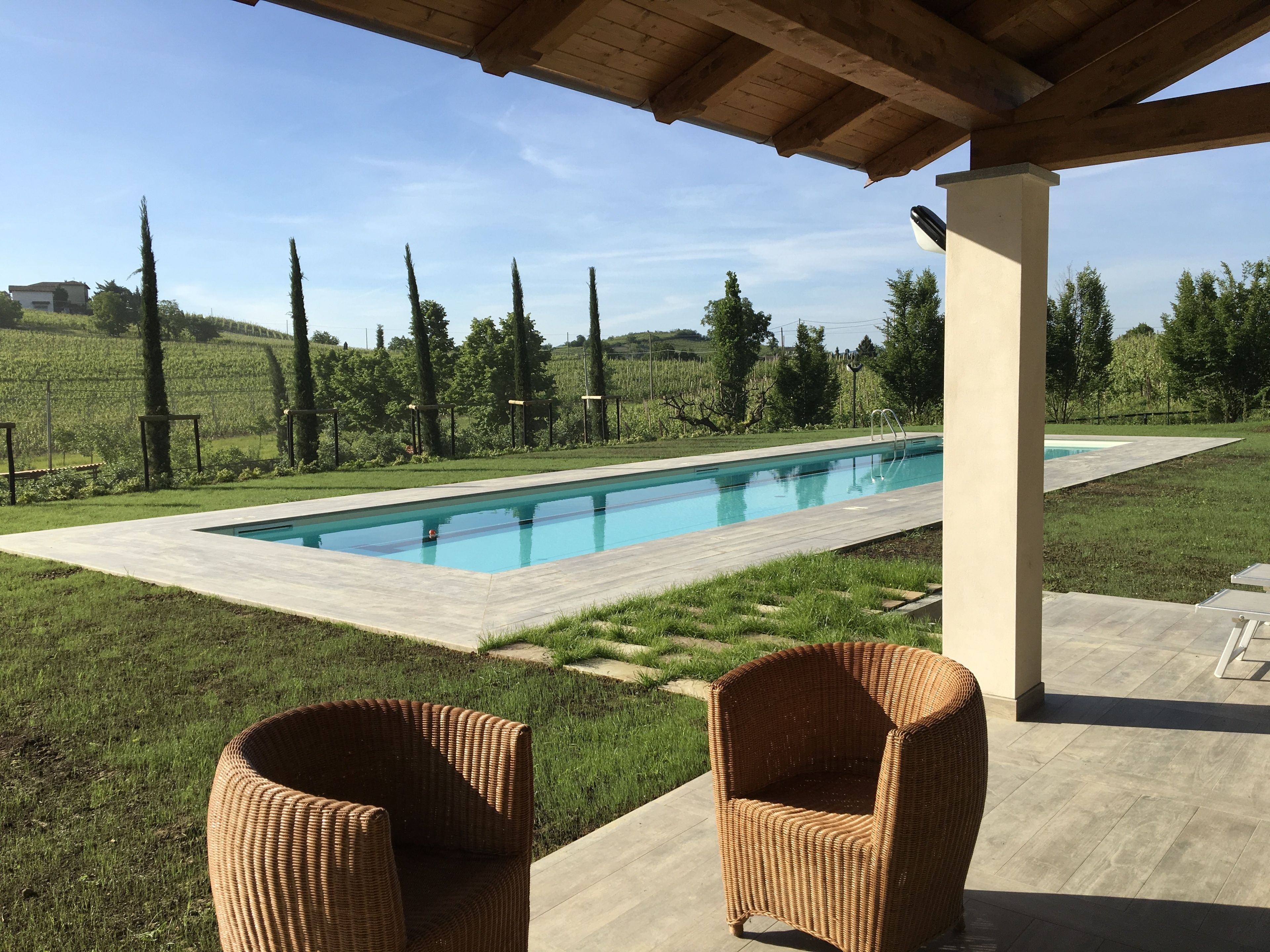 Kolam renang outdoor musiman, dengan payung kolam renang