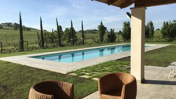 Kolam renang outdoor musiman, dengan payung kolam renang