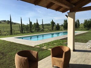 Piscine extérieure (ouverte en saison), parasols de plage