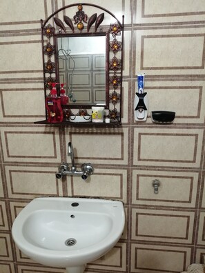 Basic Apartment | Bathroom | Shower, free toiletries, towels, shampoo - Ibn Khaldoon Apartment (Madaba)