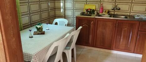 Departamento básico | Cocina privada | Refrigerador, microondas, horno y parrilla de estufa