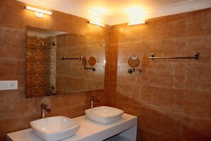Shower, towels - Horzay (Leh)