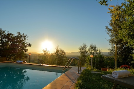 Una piscina al aire libre, sillones reclinables de piscina. Agriturismo Podere Rondinaio