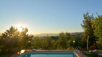 Außenpool, geöffnet von 07:30 Uhr bis 19:00 Uhr, Liegestühle