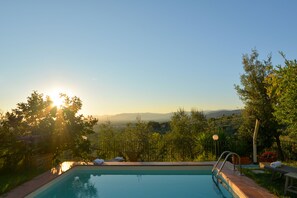 حمّام سباحة خارجي، مفتوح من 7:30 صباحا إلى 7 مساءً، مقاعد للتشمس