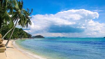 Plage, chaises longues, serviettes de plage