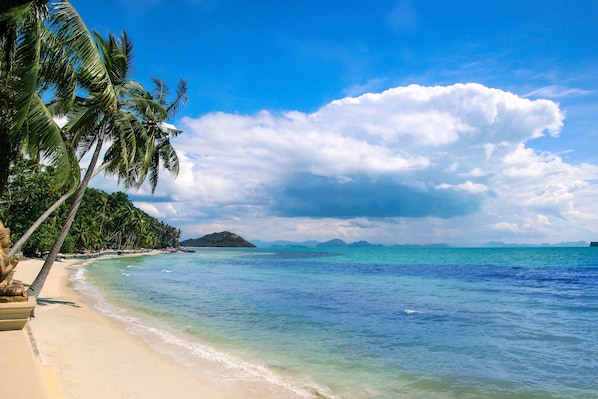 On the beach, sun loungers, beach towels - Sibaja Palms Sunset Beach Lux. apartment (Ko Samui)