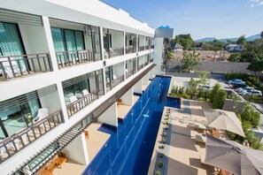 Una piscina al aire libre