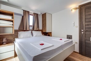 1 bedroom, in-room safe, iron/ironing board, WiFi - Beachfront Double Room with Private Bathroom (Pržno, Sveti Stefan)