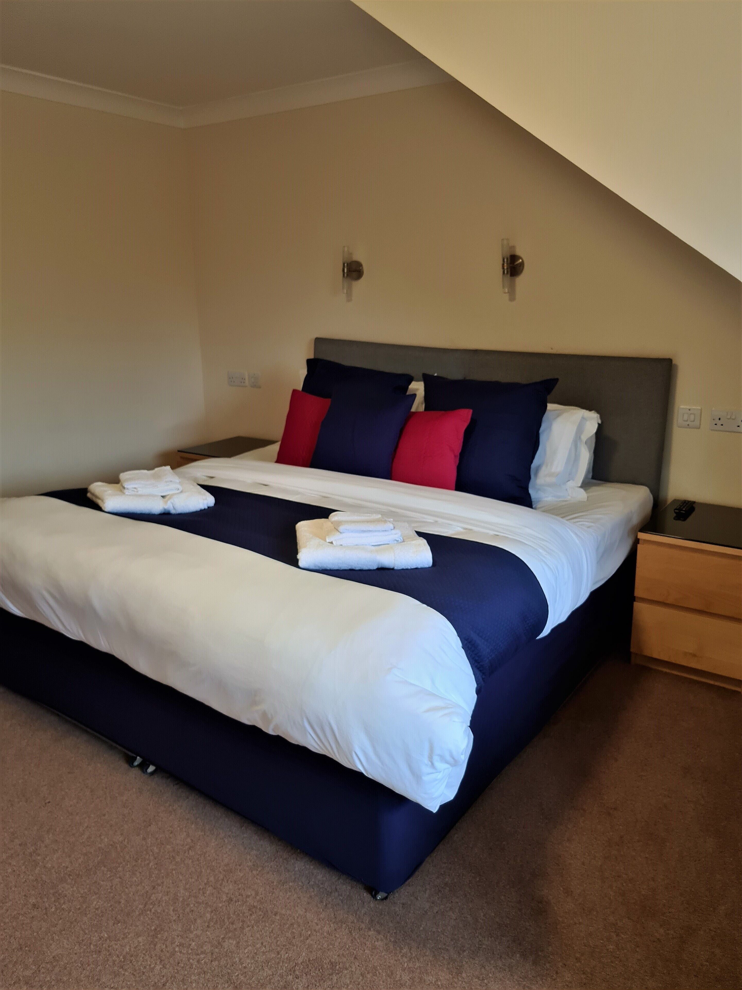 deluxe double room, 1 king bed, private bathroom | 1 bedroom, desk, soundproofing, free wifi