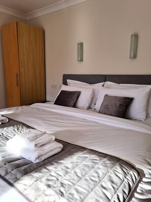 Deluxe Double Room, 1 King Bed, Private Bathroom