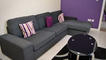 Bungalow, 1 habitación | Sala de estar | Una televisión de pantalla plana