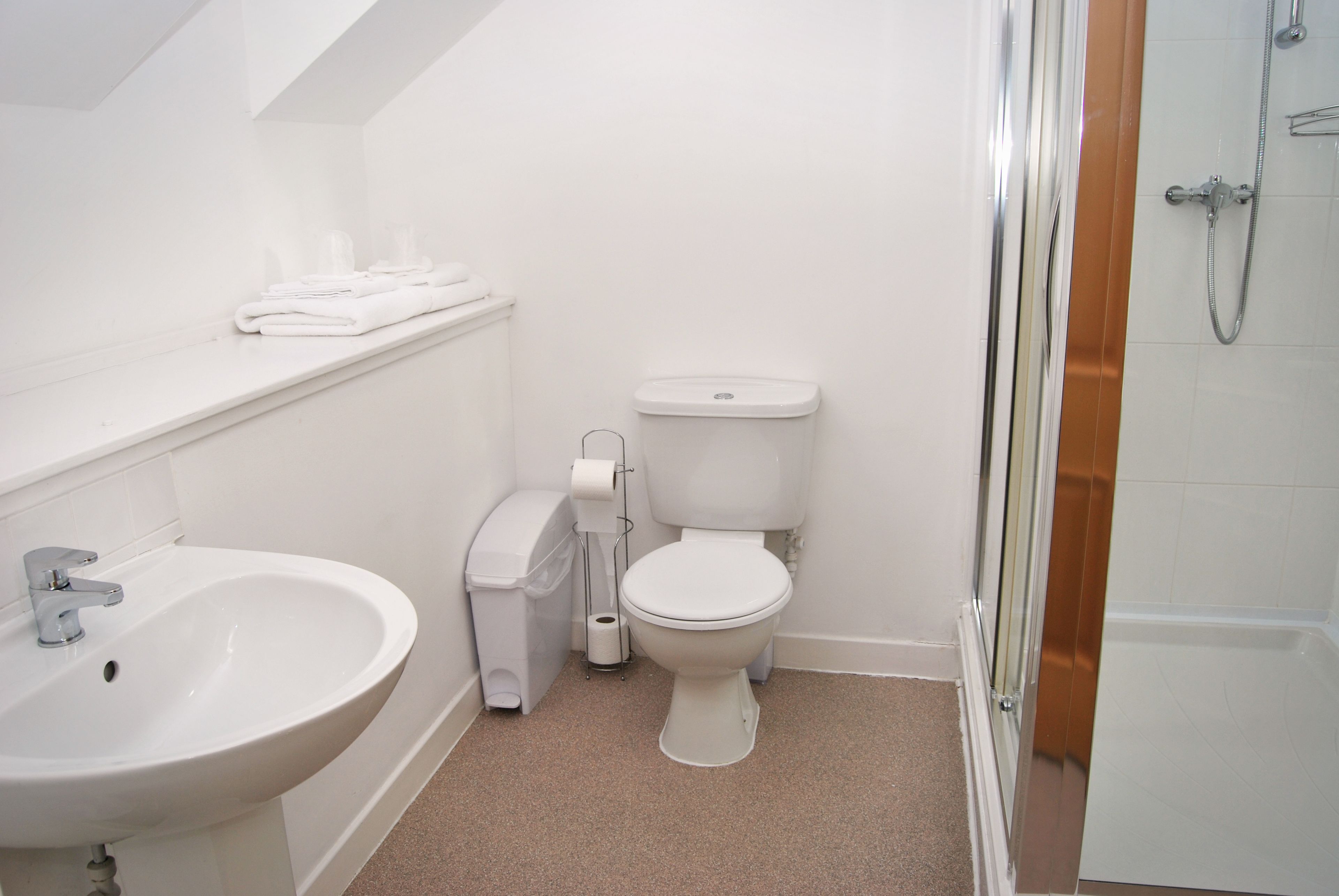 twin room, private bathroom | bathroom | free toiletries, hair dryer, towels