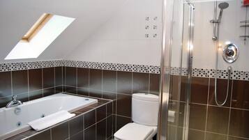 Un baño con bañera, inodoro y ducha.