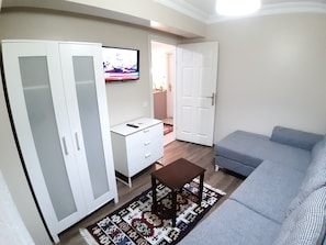 Familien-Suite | Wohnzimmer | 32-Zoll-LCD-Fernseher mit Satellitenempfang, Fernseher