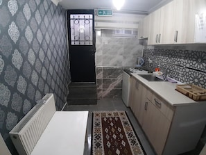 Family Triple Room, Basemant Floor | Angolo cottura privato | Mini-frigorifero, bollitore elettrico