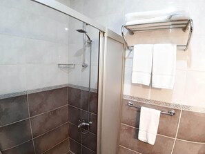 Standard Quadruple Room | Bathroom shower - Burak Apart Otel (Istanbul)