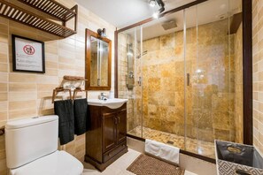 Douche, sèche-cheveux, serviettes fournies, savon