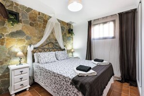 3 bedrooms, desk, iron/ironing board, free WiFi