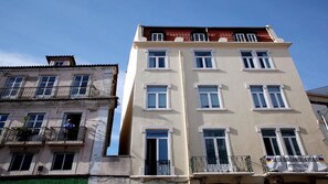 Un edificio a più piani con facciata piatta, numerose finestre e balconi.