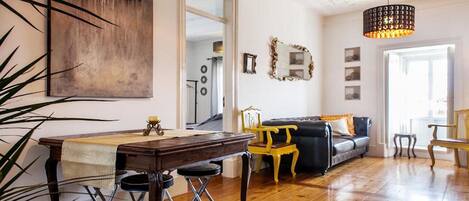 Apartment, 4 Schlafzimmer, Stadtblick | Wohnbereich | 32-Zoll-Flachbildfernseher mit Kabelempfang, Fernseher