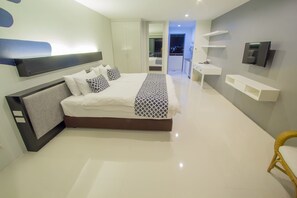 1 Schlafzimmer, Zimmersafe, Schreibtisch, Bügeleisen/Bügelbrett