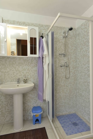 Shower, free toiletries, hair dryer, bidet