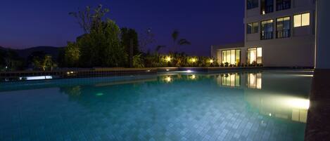 Una piscina al aire libre