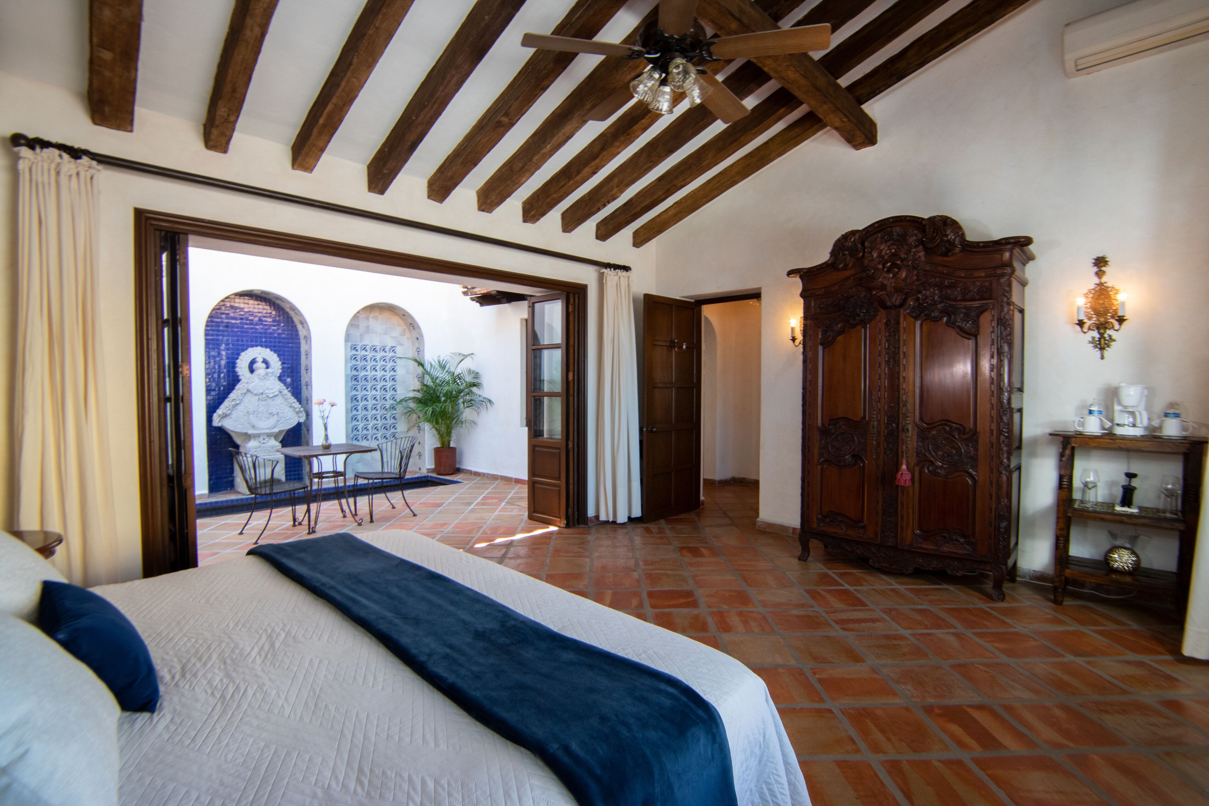 deluxe | 2 bedrooms, in-room safe, individually decorated, individually furnished
