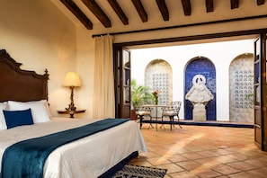 Deluxe | 2 bedrooms, in-room safe, individually decorated, individually furnished
