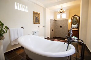 Superior Room | Bathroom | Free toiletries, hair dryer, bathrobes, towels - BellView Hotel Boutique (Puerto Vallarta)