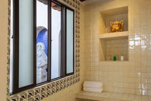 Deluxe | Bathroom | Free toiletries, hair dryer, bathrobes, towels - BellView Hotel Boutique (Puerto Vallarta)