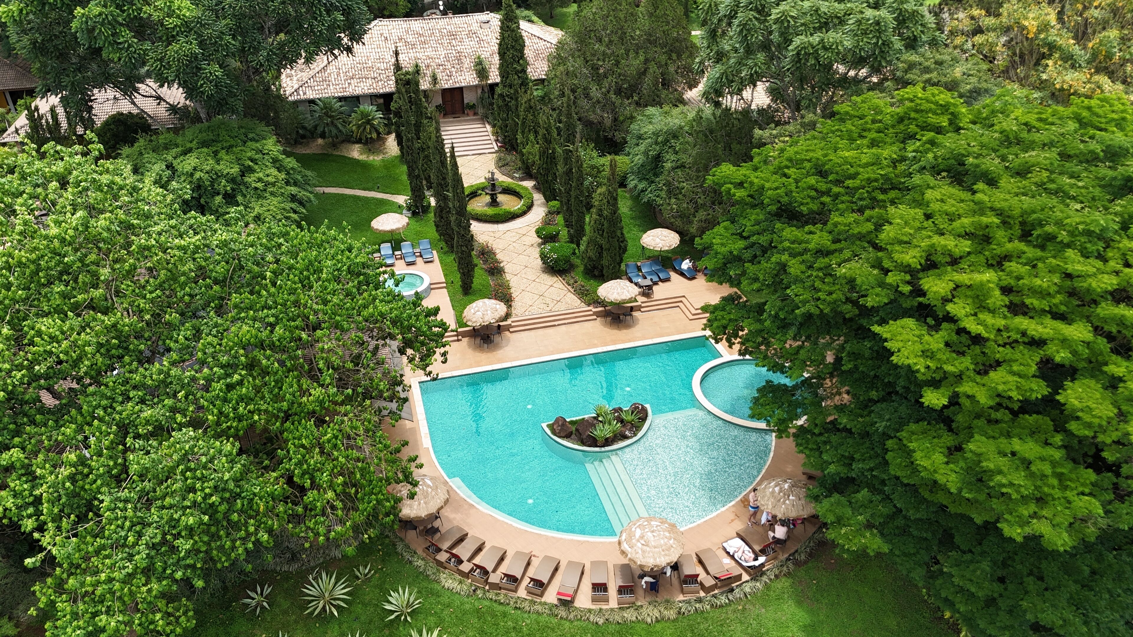 Piscina interna, funciona das 8h30 às 21h, guarda-sóis, espreguiçadeiras