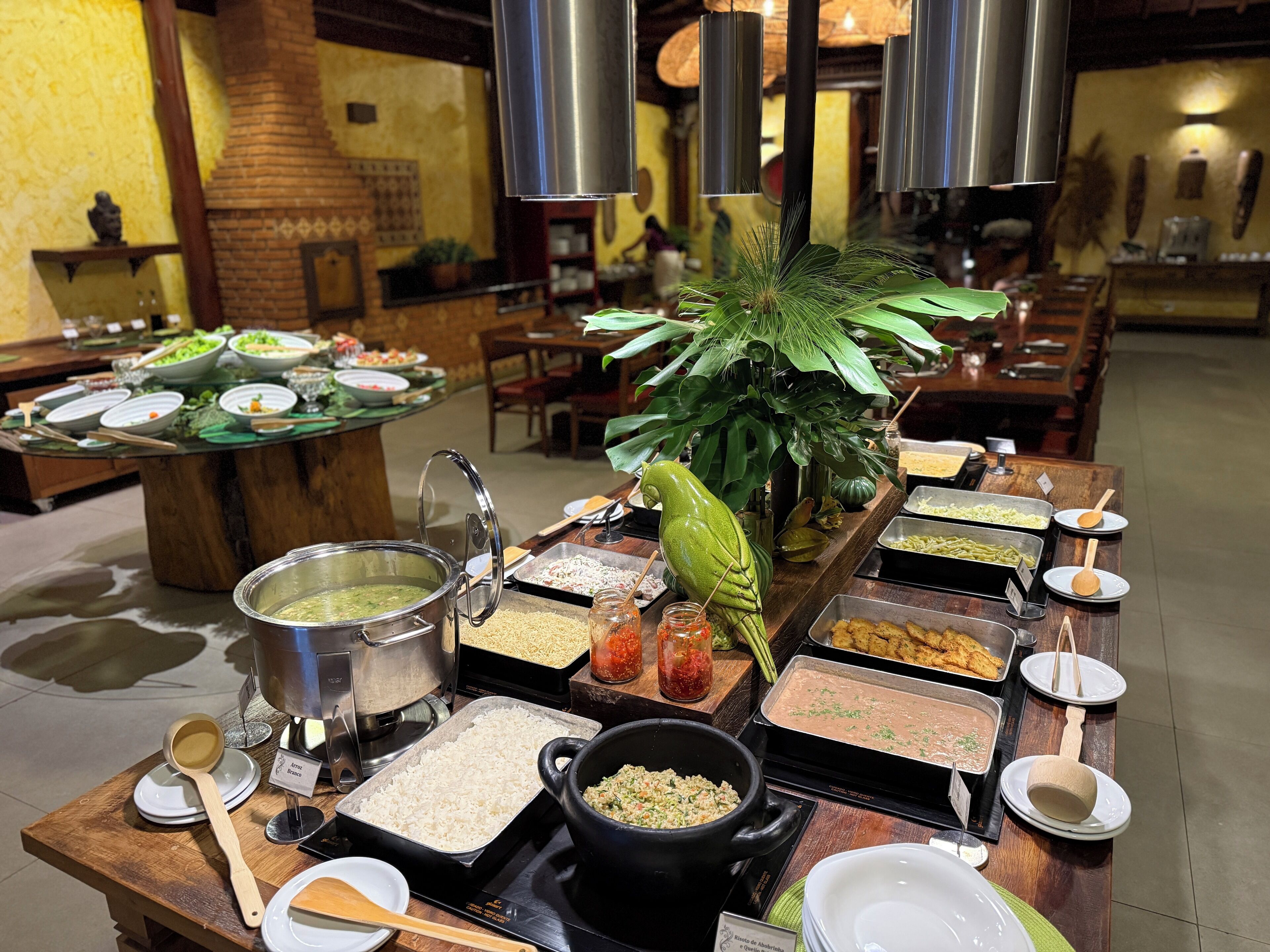 S&#x27;hi serveixen esmorzars, dinars i sopars 