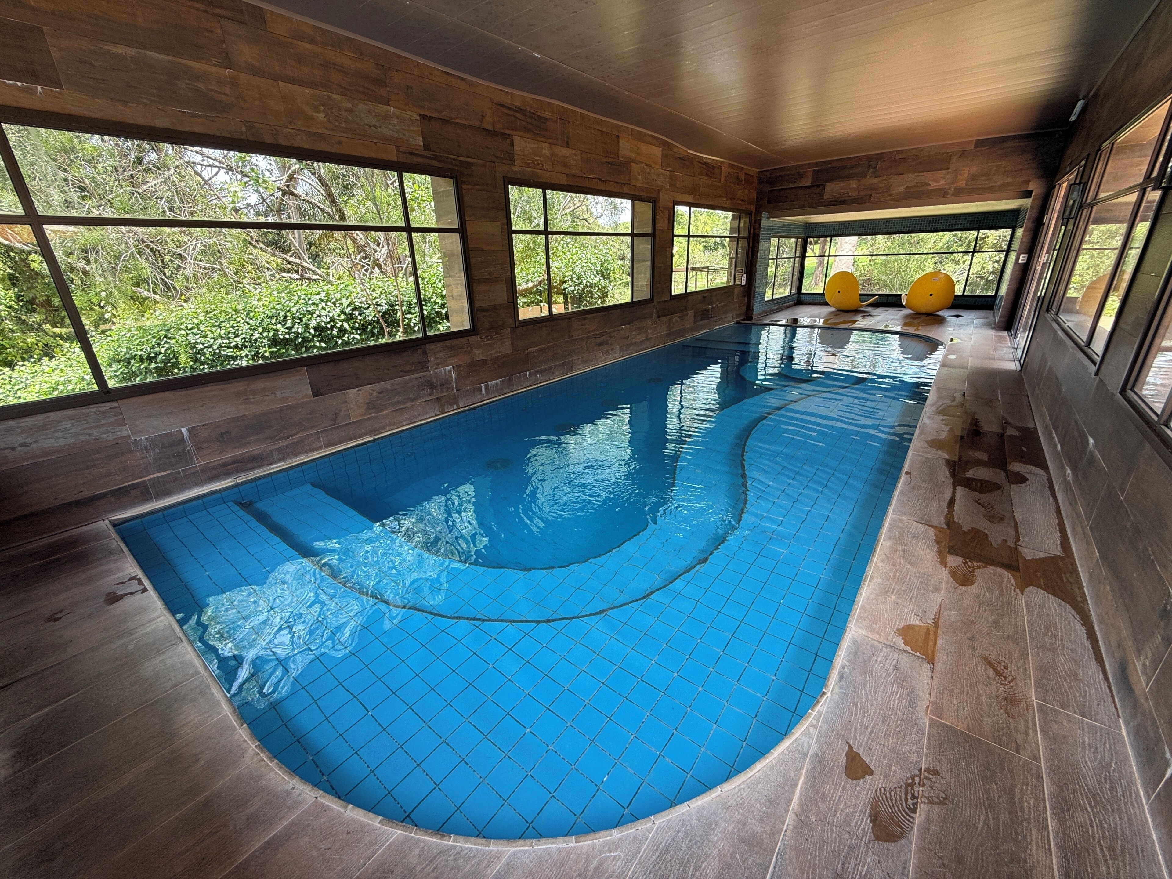 室內游泳池，開放時間為 08:30 至 21:00，提供泳池遮陽傘和日光浴躺椅