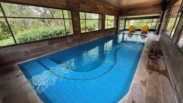 Piscina interna, funciona das 8h30 às 21h, guarda-sóis, espreguiçadeiras