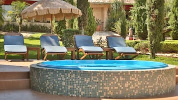 Piscina interna, funciona das 8h30 às 21h, guarda-sóis, espreguiçadeiras