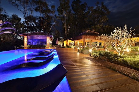 Indoor pool, open 8:30 AM to 9:00 PM, pool umbrellas, sun loungers. Leão de Judá Charme Hotel